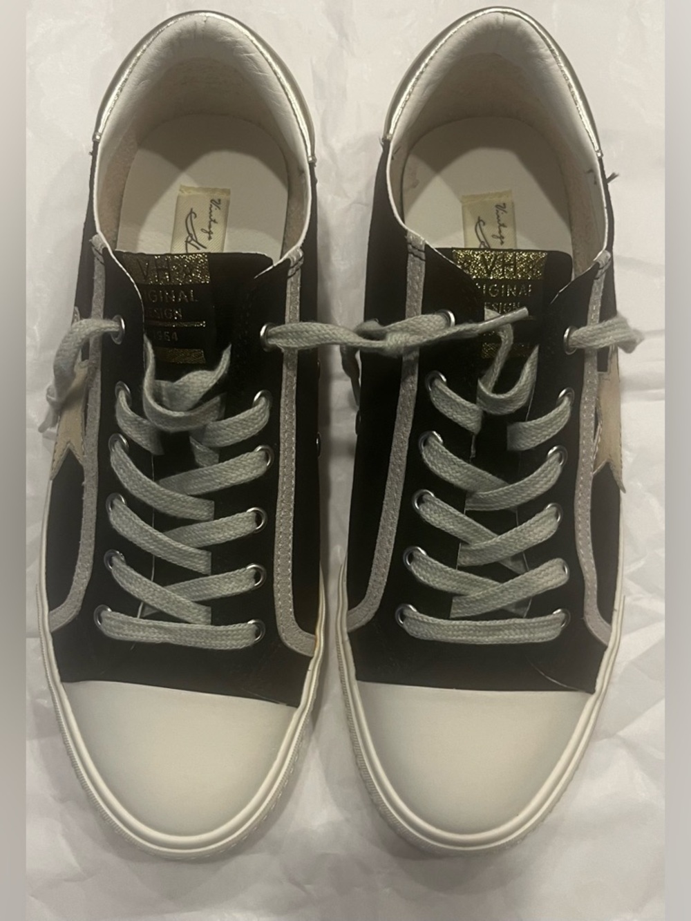 VH Black White Gold Star Low Top Casual Sneakers Ladies SZ 11,Men’s 9.5